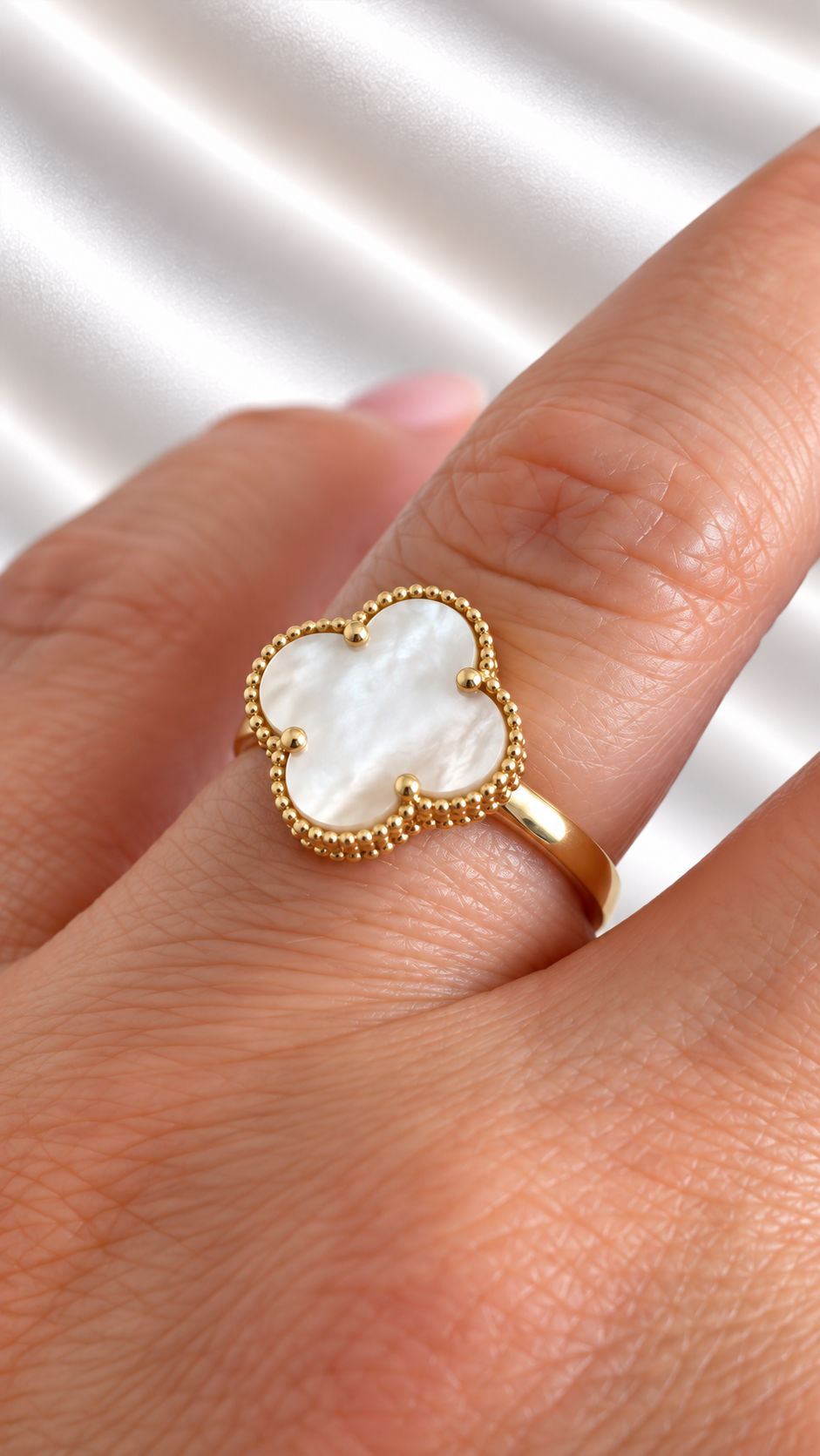 Anillo Trébol con Madre Perla de 14k – 14k Gold Mother of Pearl Clover Ring