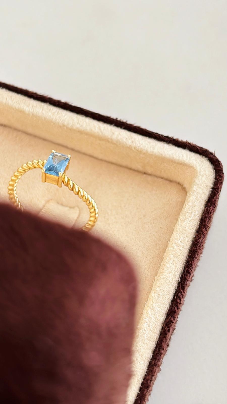 Anillo de piedra azul 10k