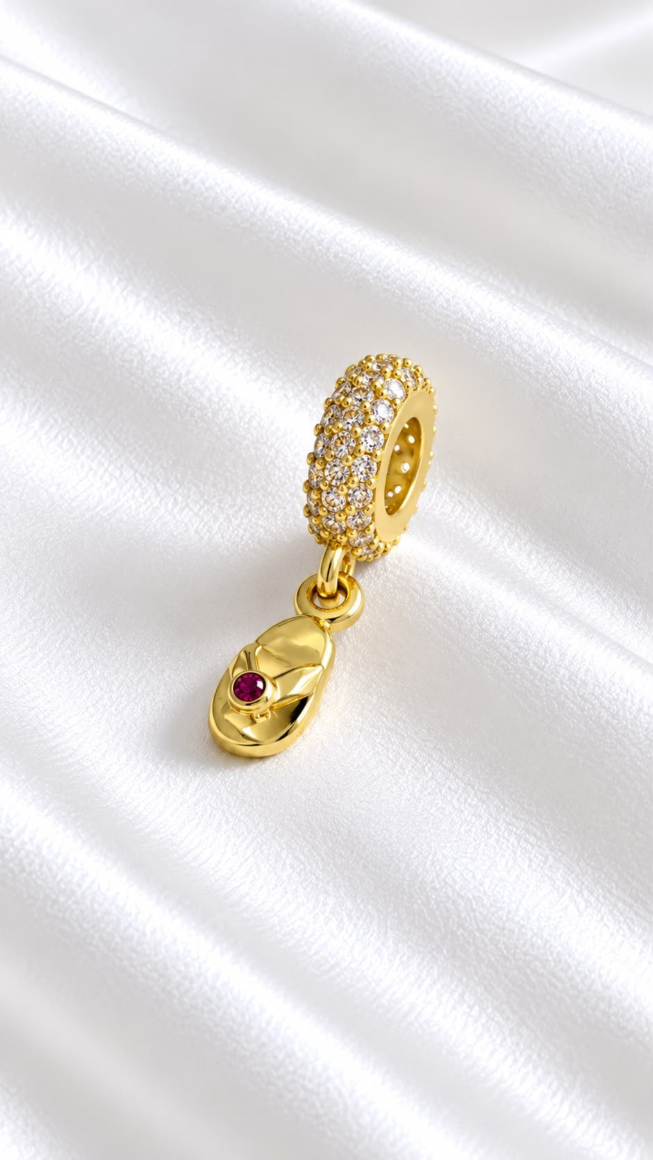 Colgante de sandalia en oro de 10 quilates