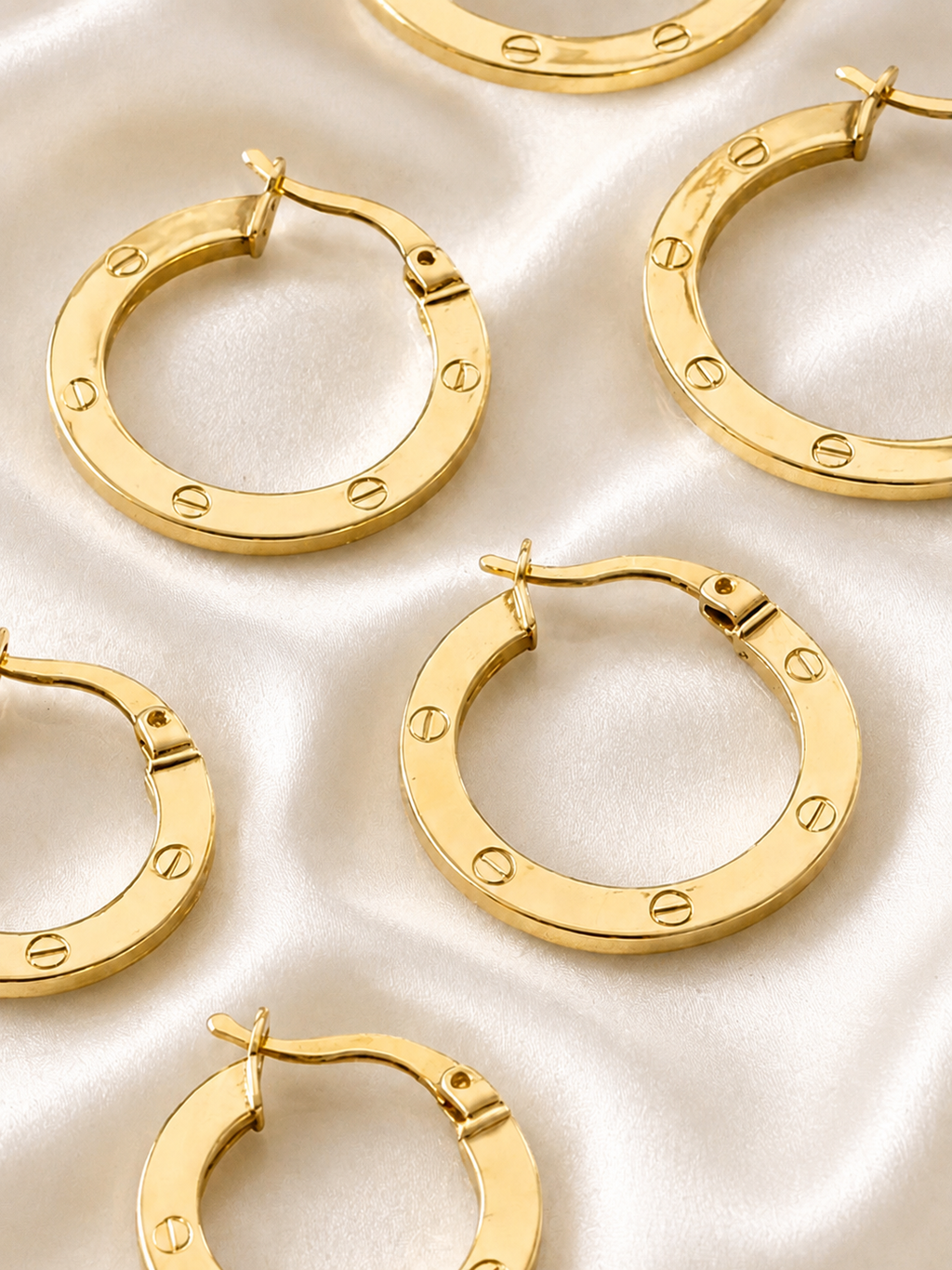 Argollas Medianas con Tornillos Grabados de 10k – 10k Gold Screw Design Hoop Earrings (foto 4)