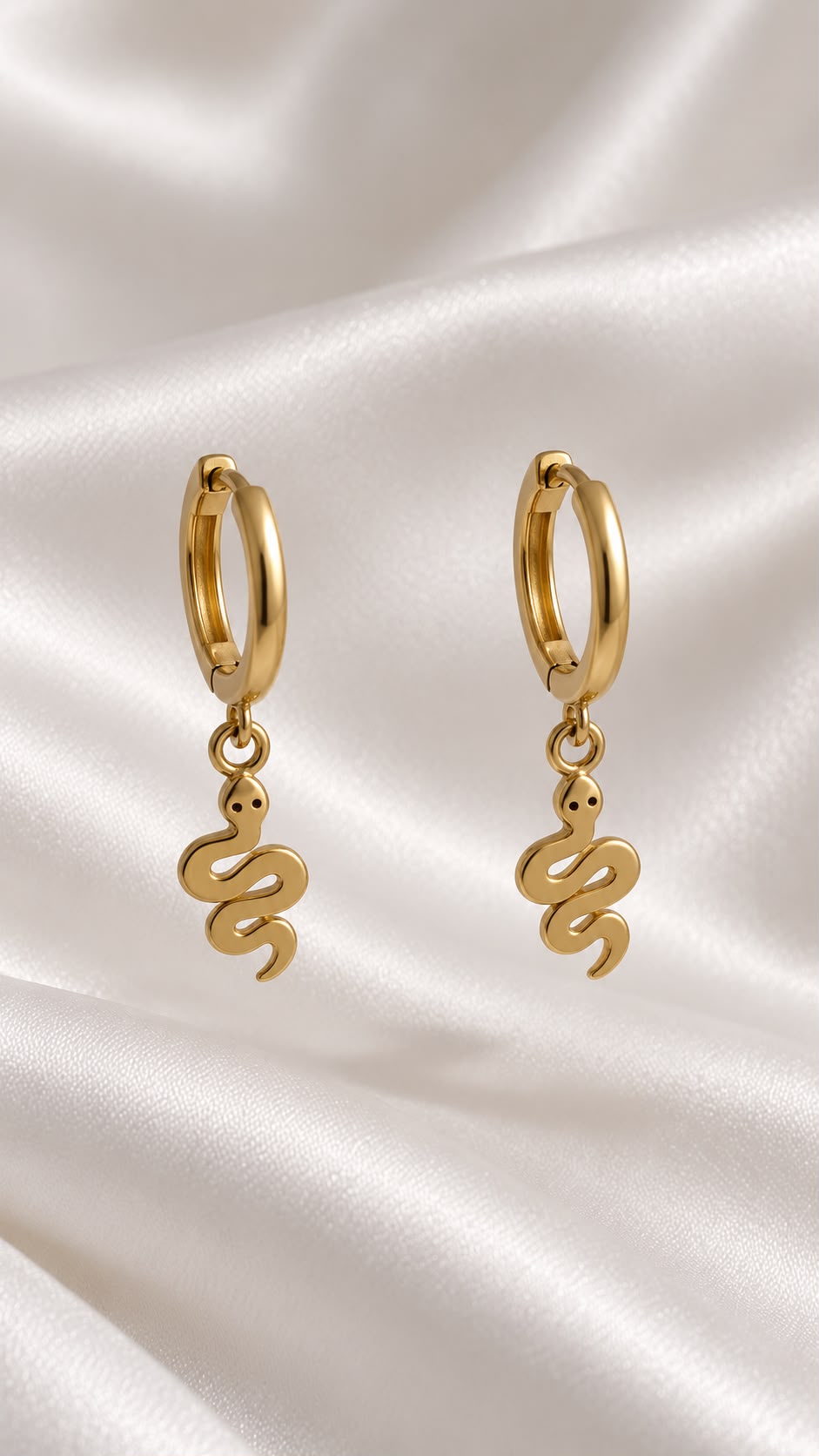 Argollas con Serpiente Colgante de 14k – 14k Gold Snake Charm Hoop Earrings