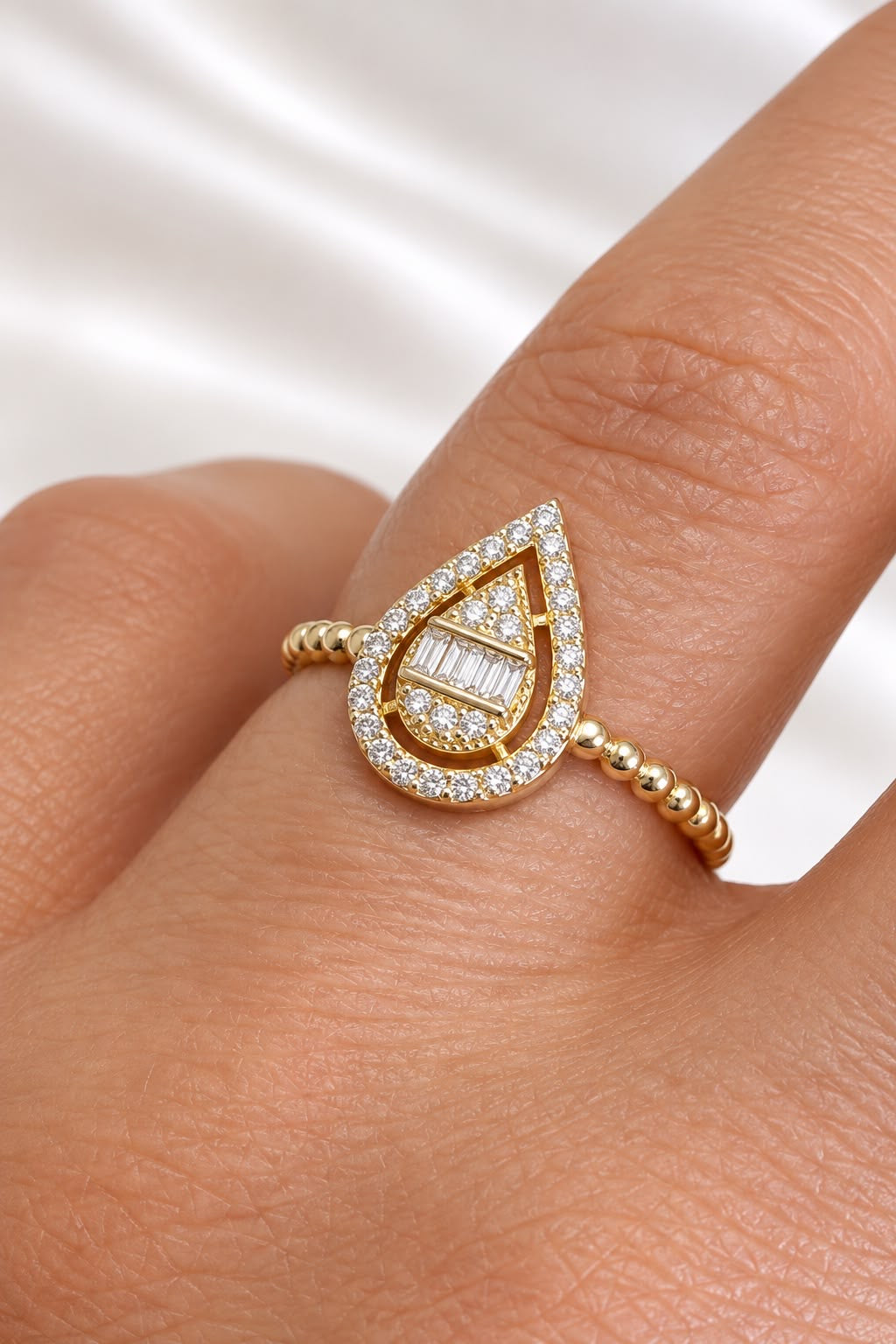 Anillo Almendrado con Circonias y Balines de 10k – 10k Gold Almond CZ Bead Ring