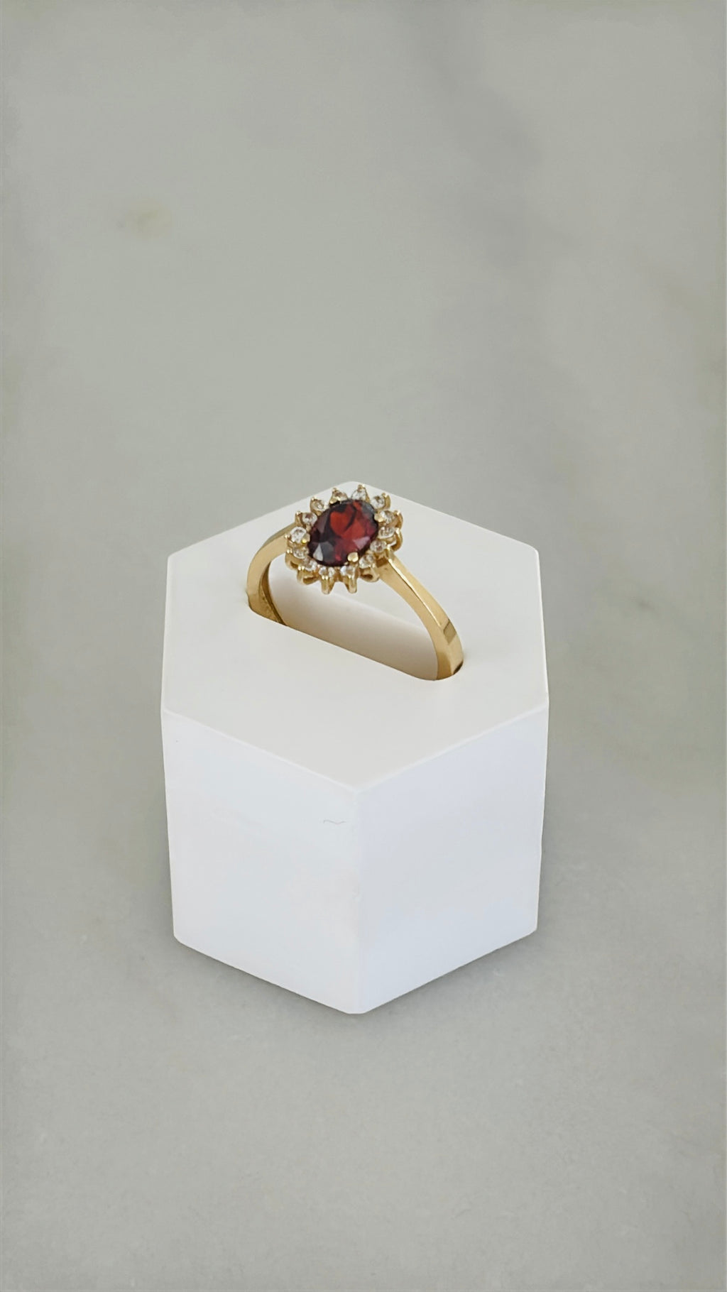 Anillo de Piedra Rojo Vino 14k