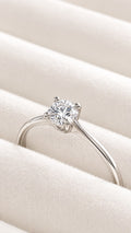 Anillo de plata con diamante de laboratorio
