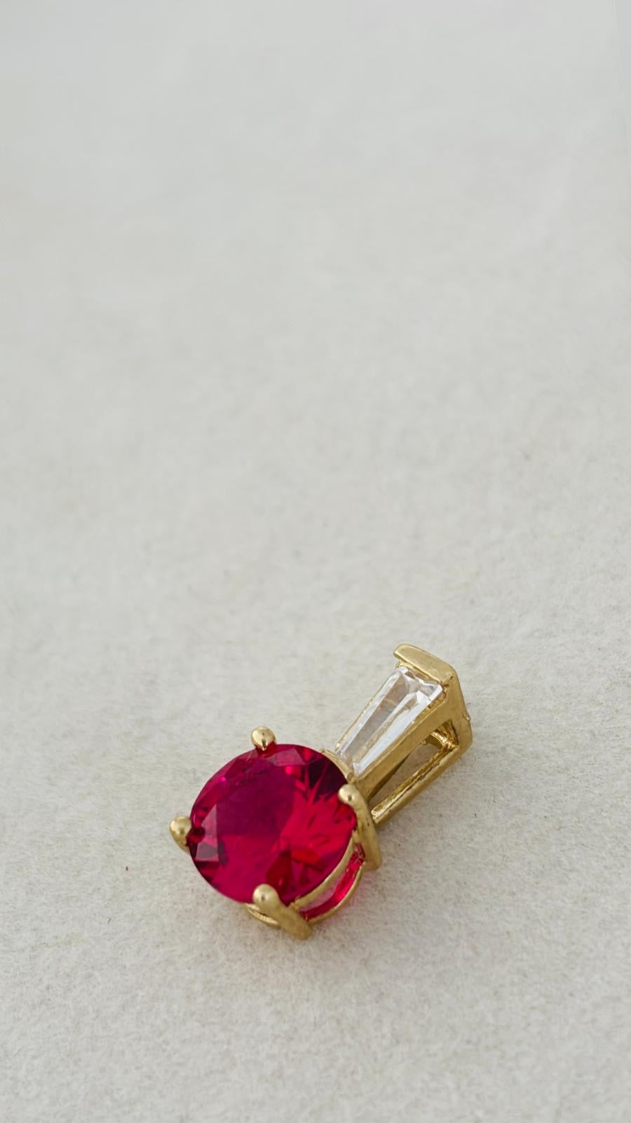 Dije de piedra roja y blanca 14k