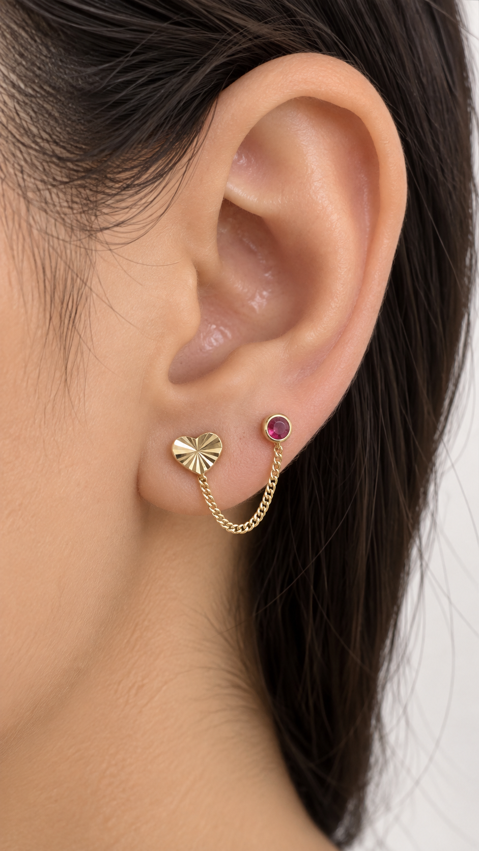Arete Doble con Corazón y Cadena de 14k – 14k Gold Double Piercing Heart Chain Earring (foto 2)