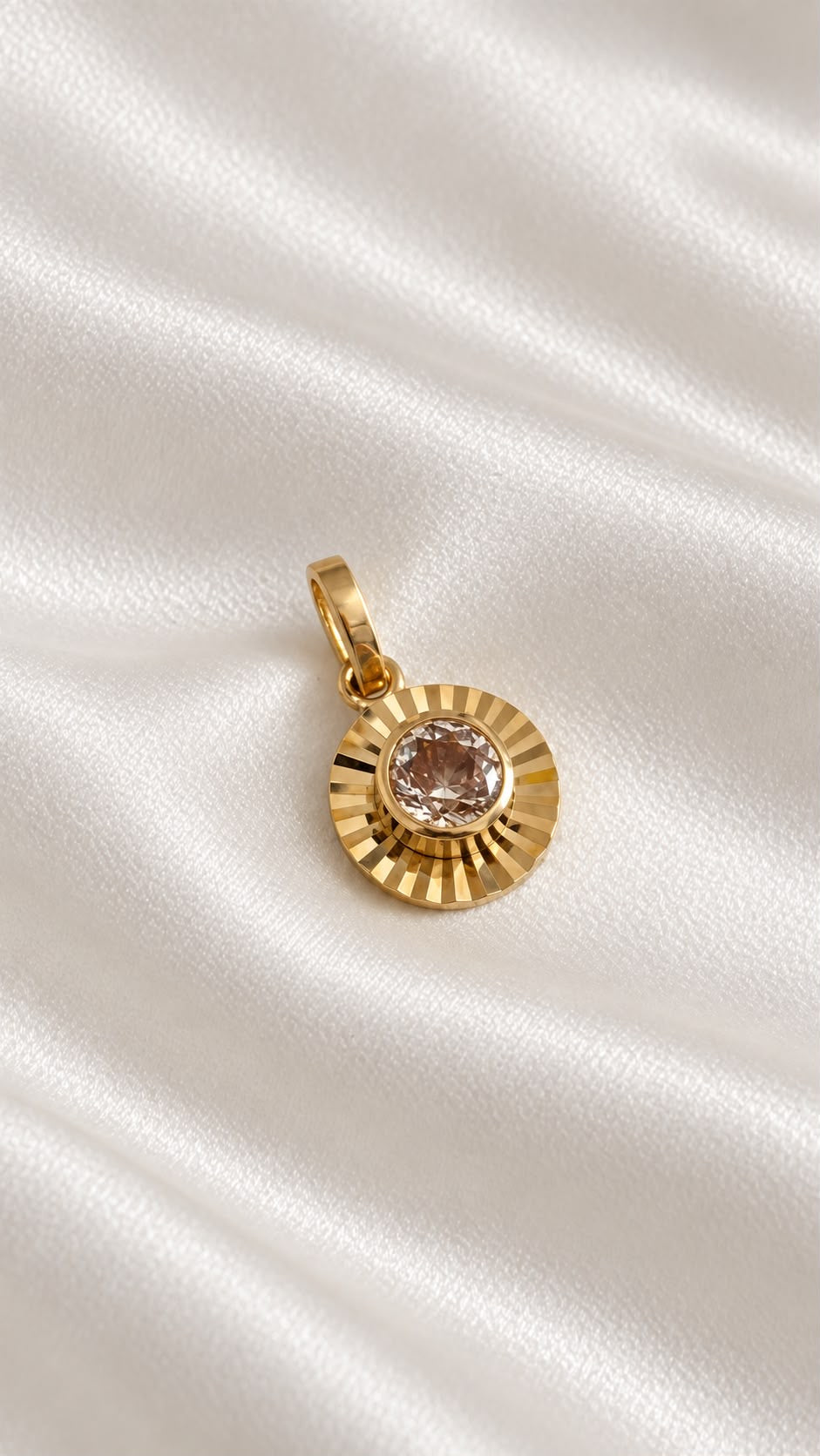Dije con Punto de Luz Biselado de 10k – 10k Gold Bezel Solitaire Pendant