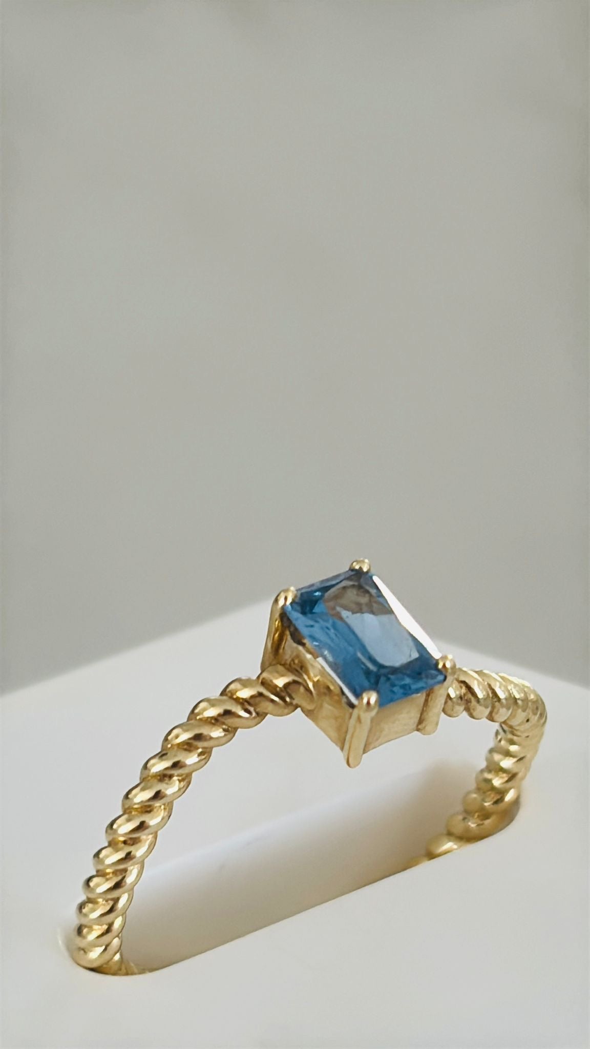 Anillo de piedra azul 10k