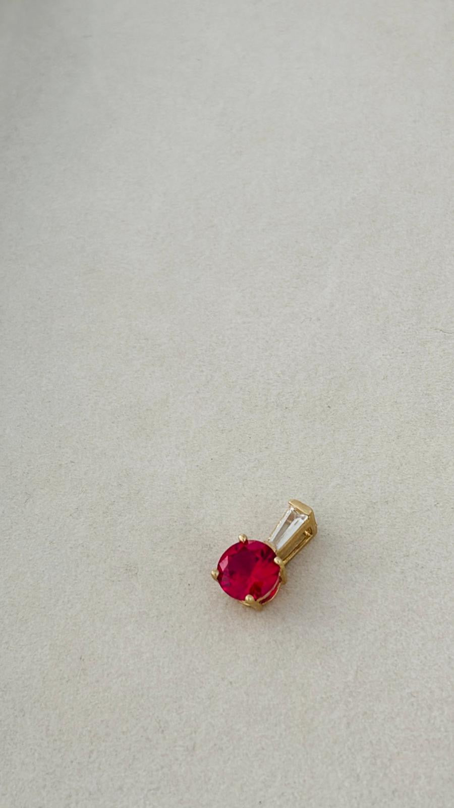 Dije de piedra roja y blanca 14k