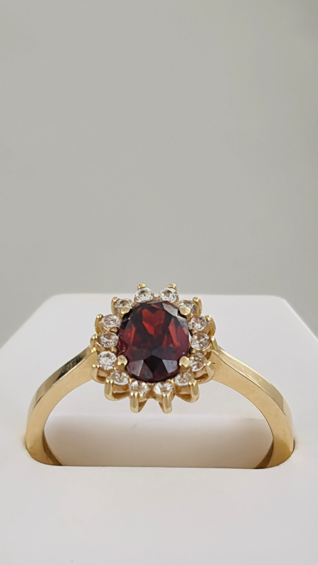 Anillo de Piedra Rojo Vino 14k