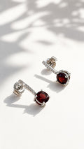 Aretes de plata con granate y diamante de laboratorio