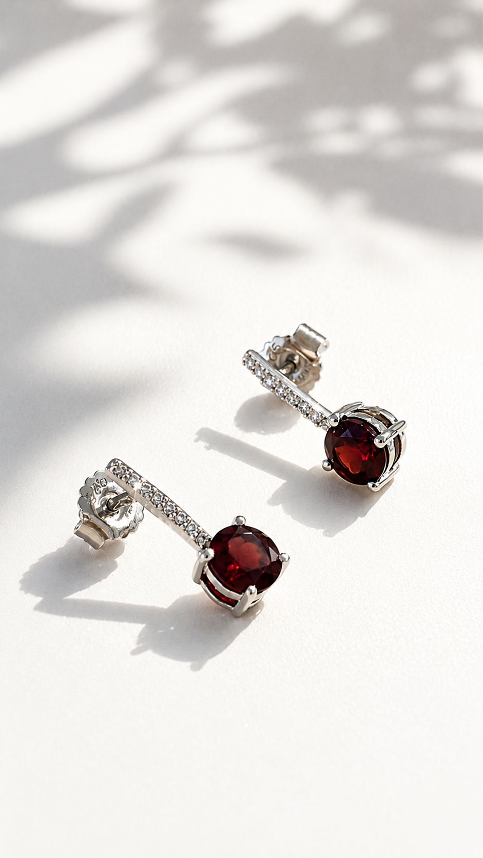 Aretes de plata con granate y diamante de laboratorio