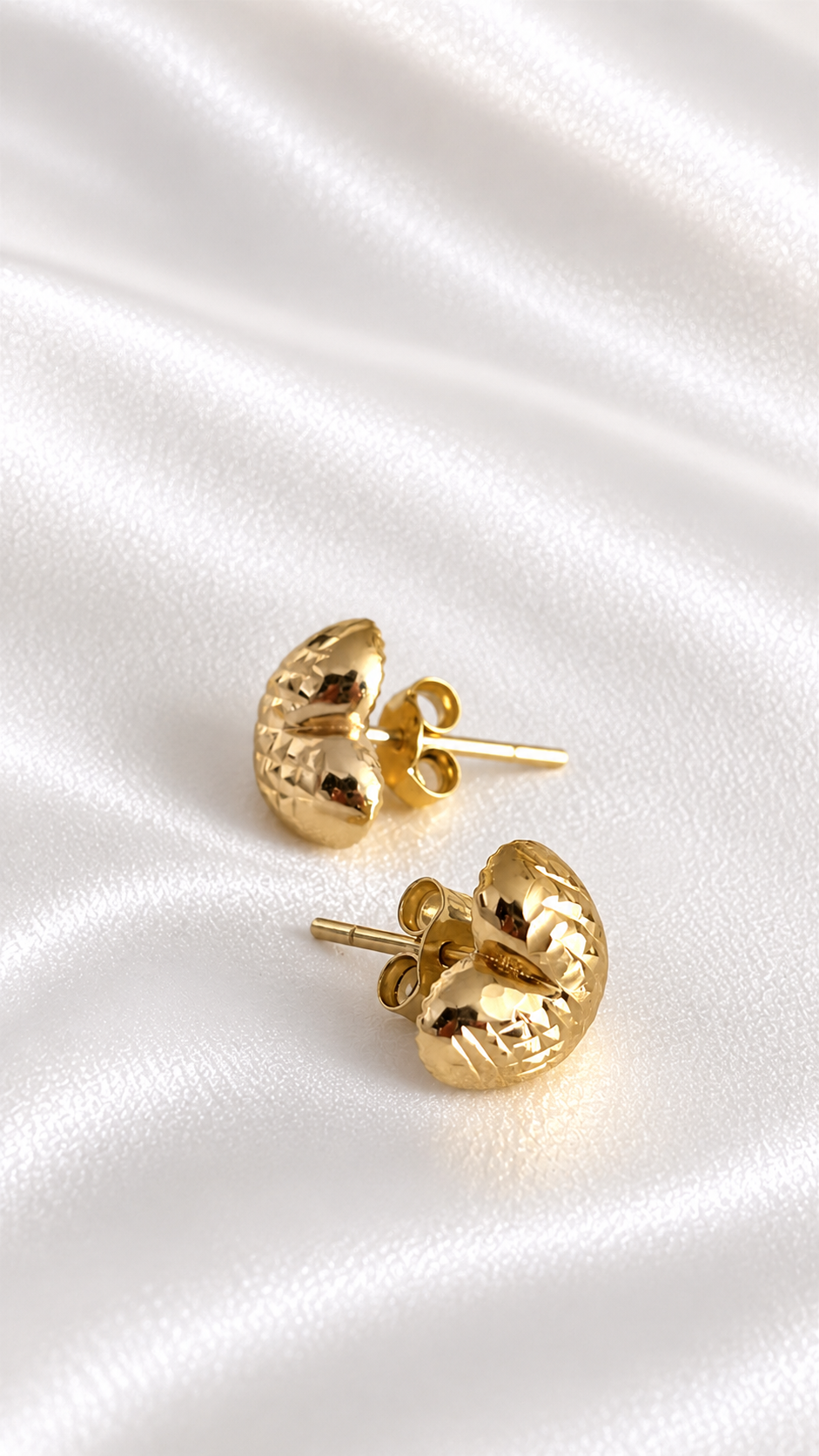 Aretes de Corazón Pequeños de 14k – 14k Gold Small Heart Stud Earrings (foto 2)