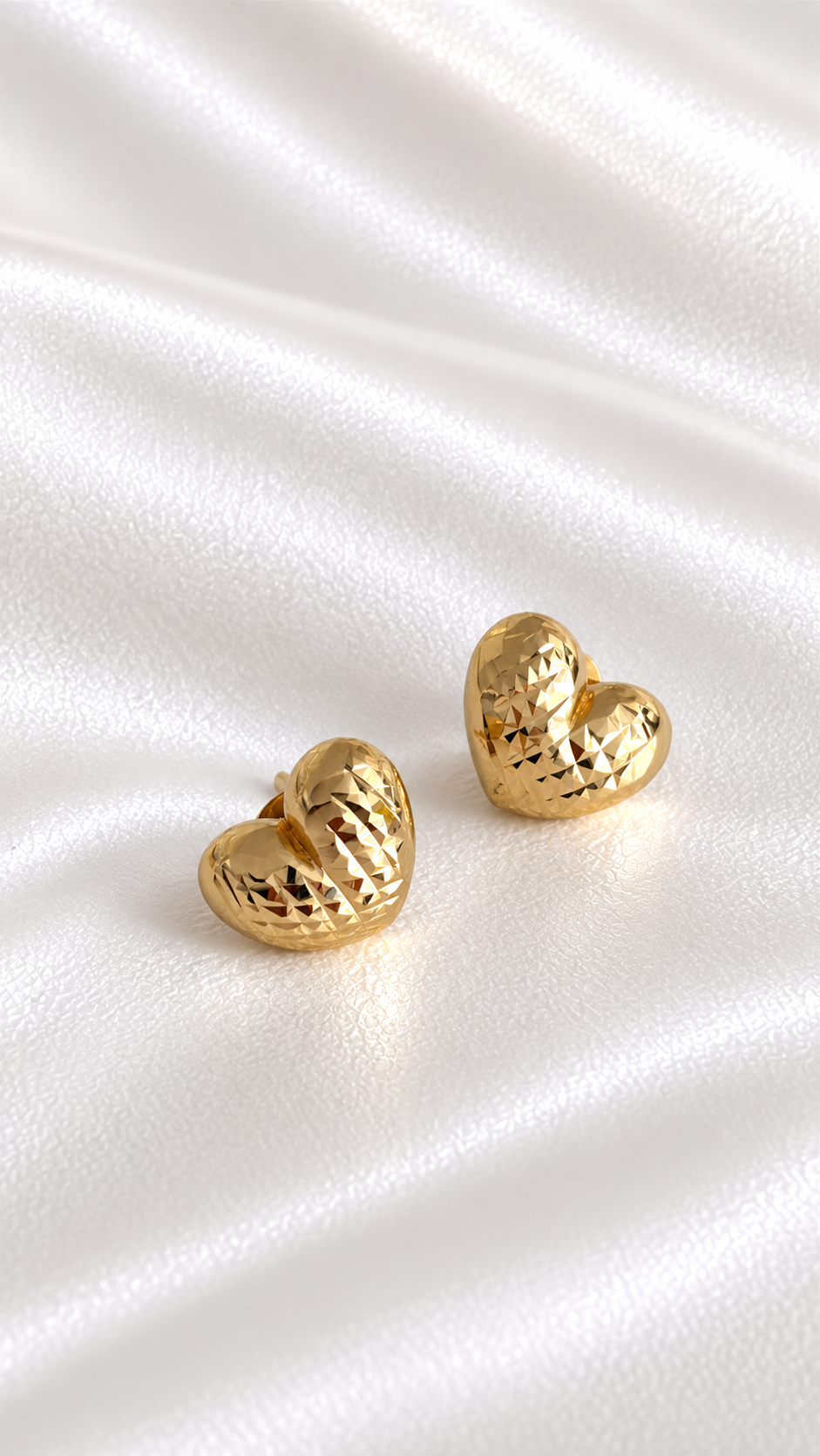 Aretes de Corazón Pequeños de 14k – 14k Gold Small Heart Stud Earrings