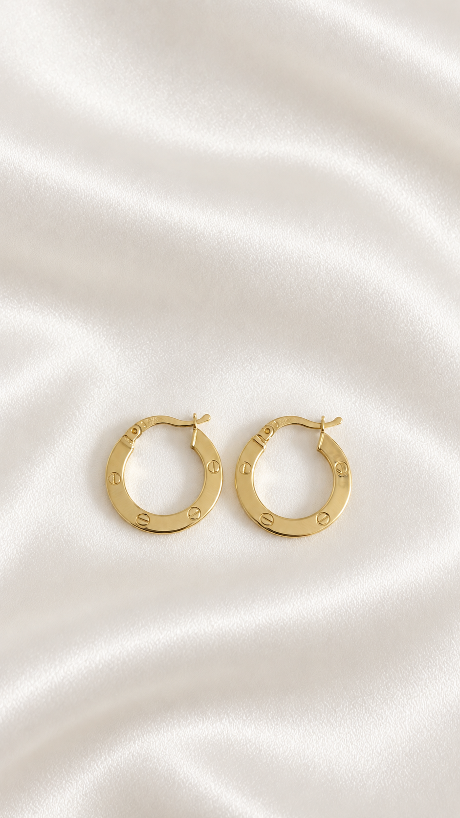 Argollas Medianas con Tornillos Grabados de 10k – 10k Gold Screw Design Hoop Earrings (foto 3)
