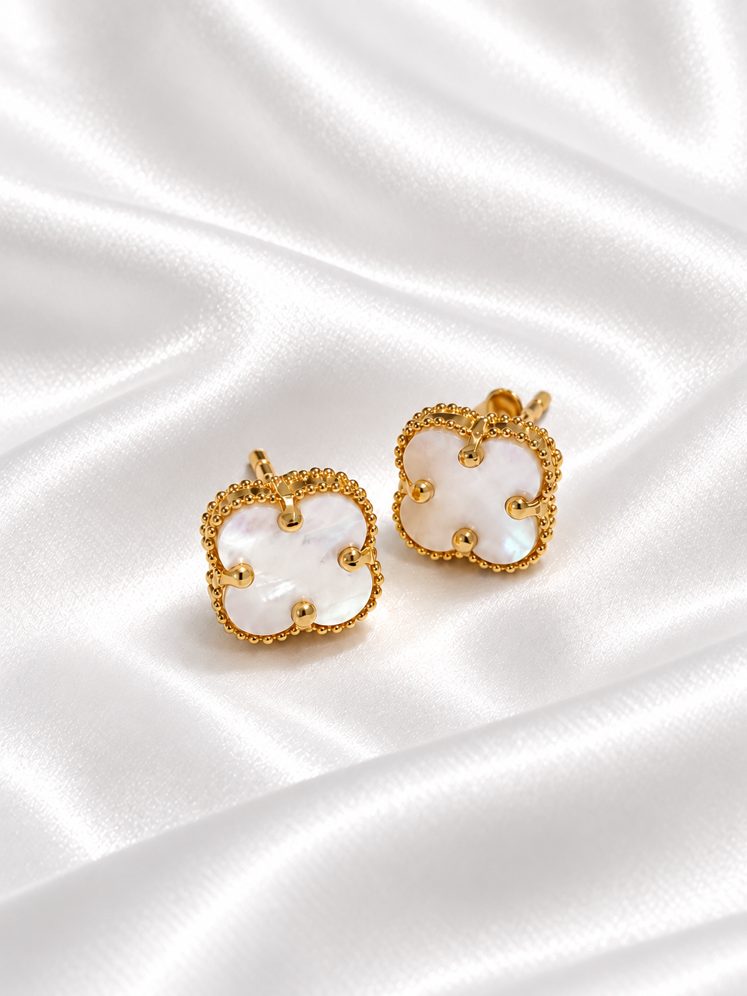 Aretes Trébol con Madre Perla de 10k – 10k Gold Mother of Pearl Clover Earrings