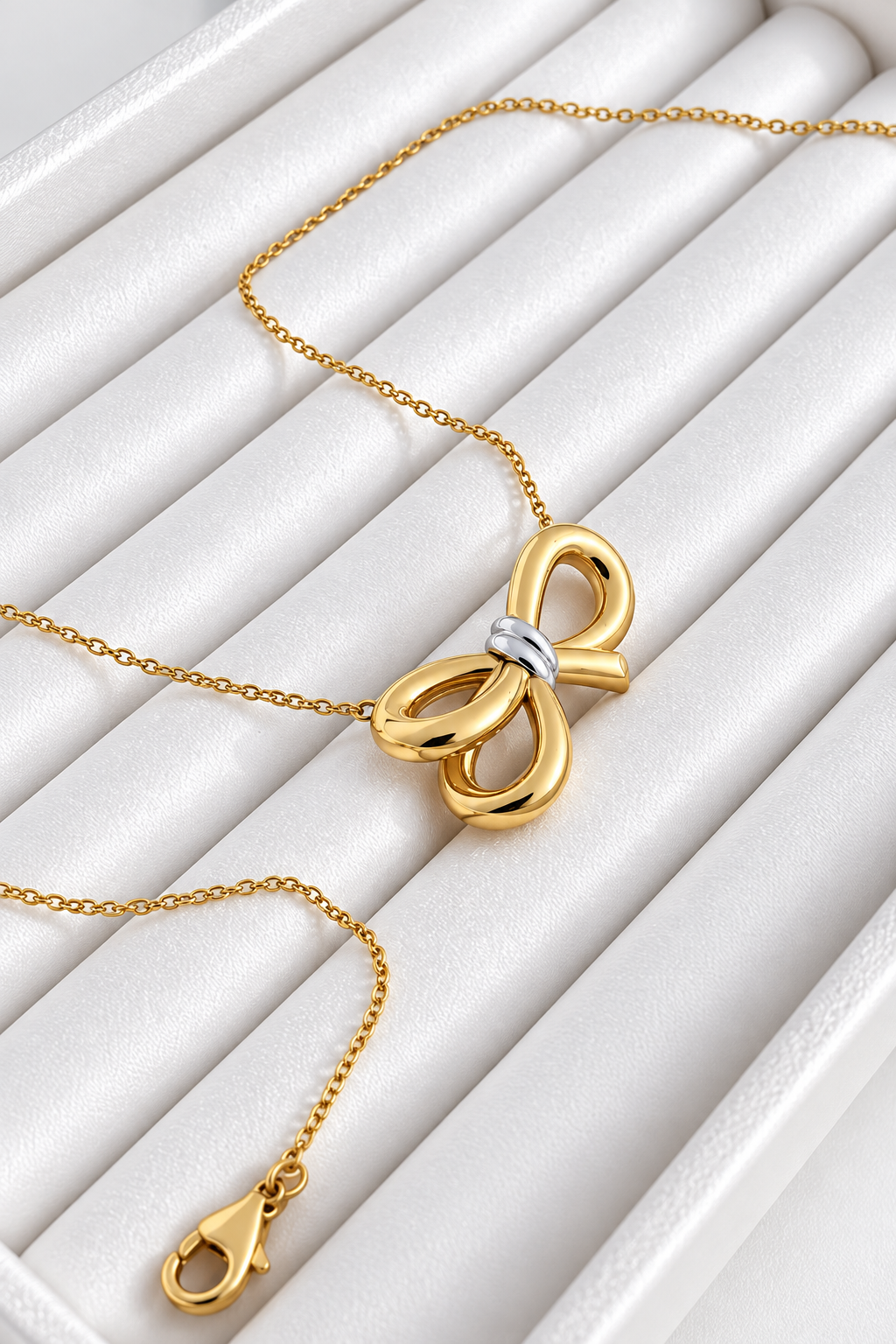 Cadena Sólida con Dije de Lazo en Dos Oros de 14k – 14k Two-Tone Gold Bow Necklace (foto 2)