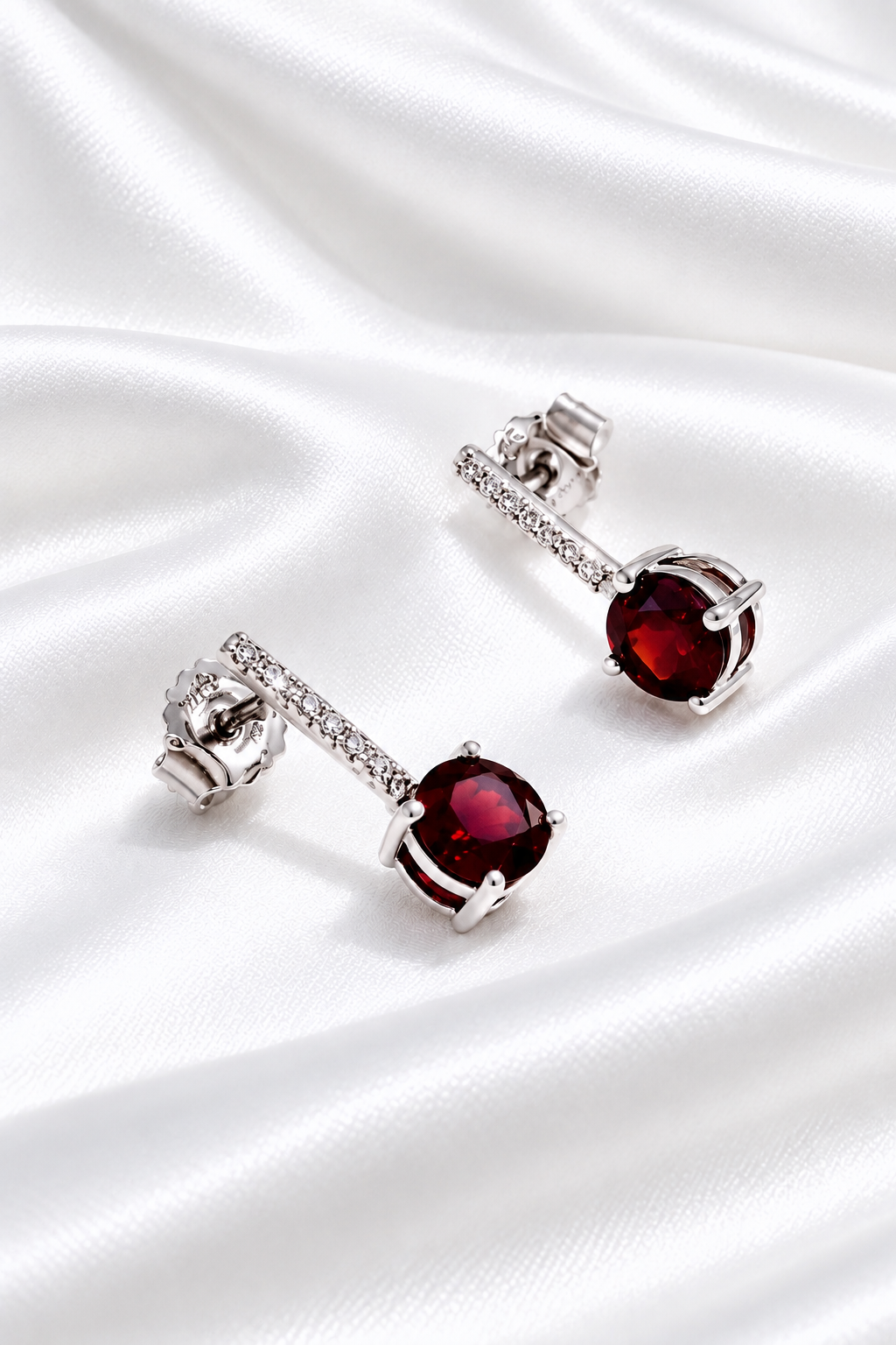 Aretes con Granate y Diamante de Laboratorio de Plata 925 – 925 Sterling Silver Garnet Lab Diamond Earrings