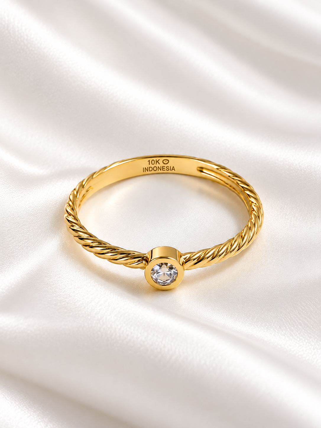 Anillo con Punto de Luz de 10k – 10k Gold Solitaire Ring