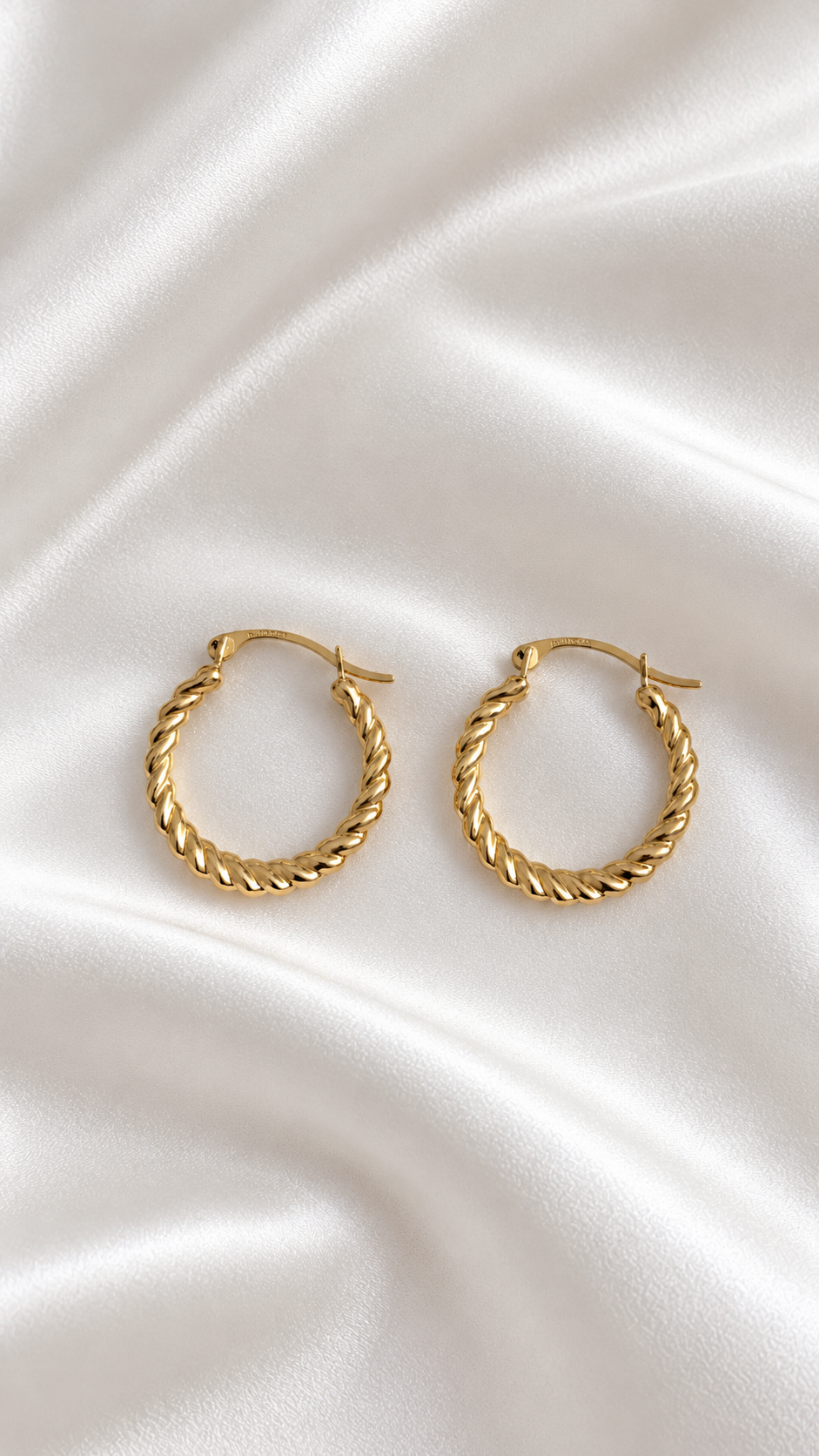 Argollas Torcidas Finas de 10k – 10k Gold Thin Twisted Hoop Earrings