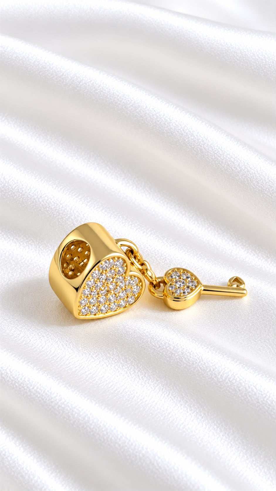 Colgante de corazón y llave en oro de 10 quilates